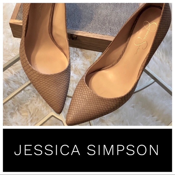 jessica simpson levin pump